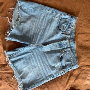 Levi's mid thigh women’s shorts size 28